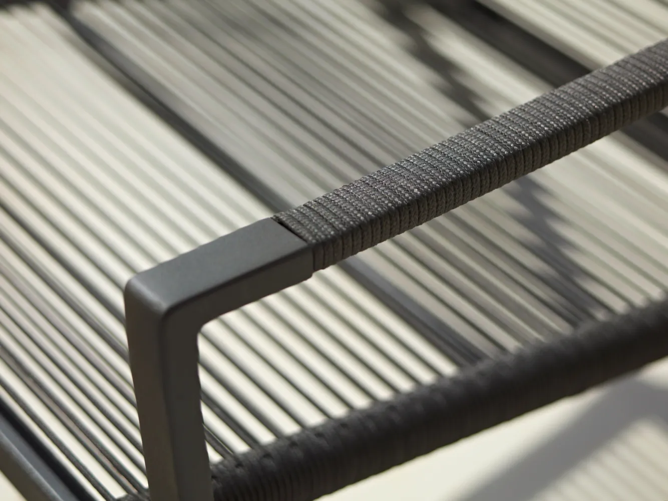 sandy|gartenstuhl-sessel-stapelstuhl-aluminiumstuhl-cane-line-edge-detail.jpg